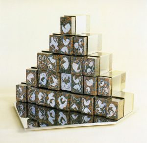 OPERAZIONALE, 1983. Elementi permutabili in granito con bassorilievo, cm 80x56x45,5h
