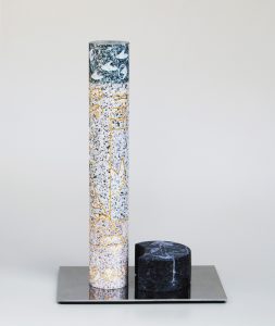 VERTICALI, 1992. Bassorilievi su graniti e oro, cm 48x30x72